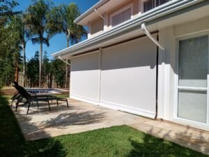 toldo vertical instalado em uma área externa